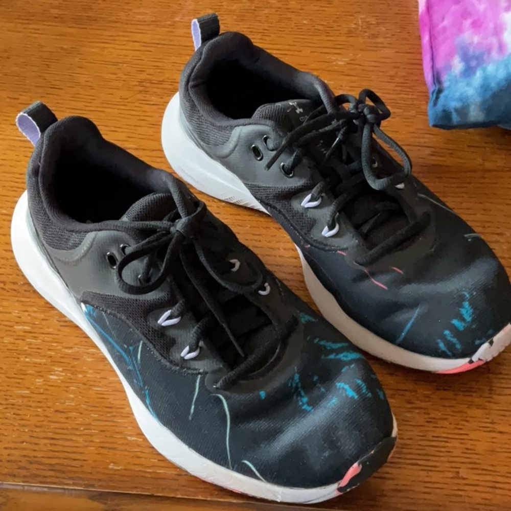 Under Armour Black and Blue Sneakers with Cushioned Sole and Breathable Design